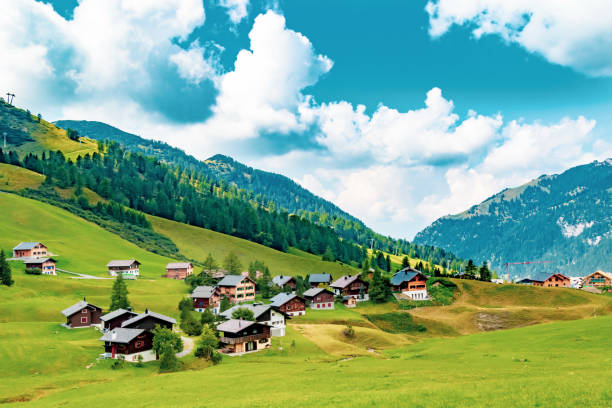 uma visão de malbun, estância de esqui em liechtenstein - liechtenstein - fotografias e filmes do acervo