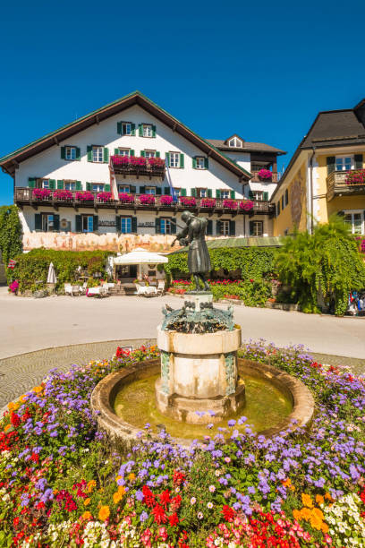 piazza mozart a san gilgen, austria - lake amadeus foto e immagini stock