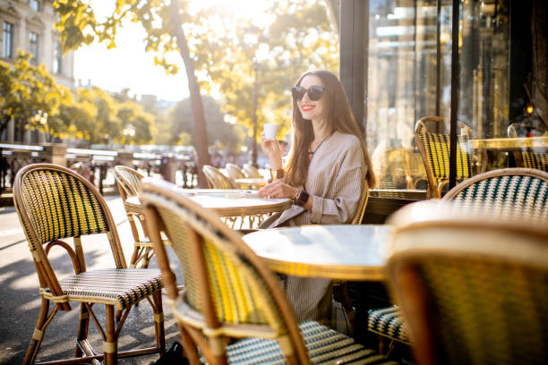 프랑스 카페에서 야외에서 앉아 여자 - vacations restaurant sunlight outdoors 뉴스 사진 이미지