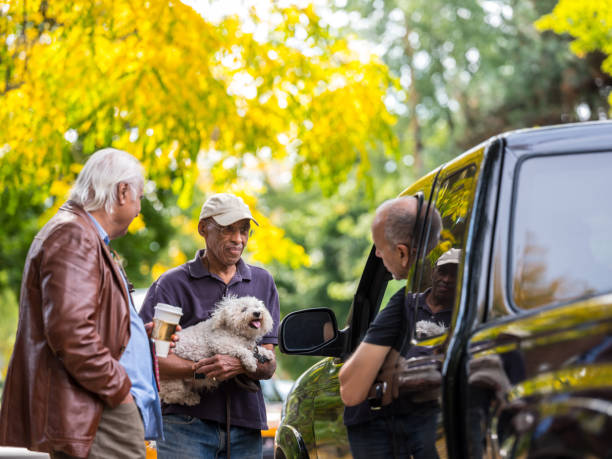 istock Seniors friendly talk in the neighborhood 1055602984