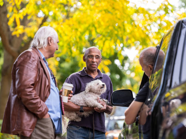 istock Seniors friendly talk in the neighborhood 1055603326