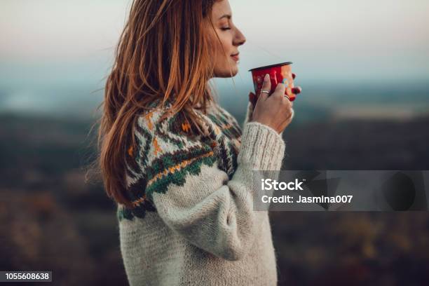 Het Beste Comfort Op Een Koude Dag Stockfoto en meer beelden van Volwassen vrouwen - Volwassen vrouwen, Winter, Koffie - Drank