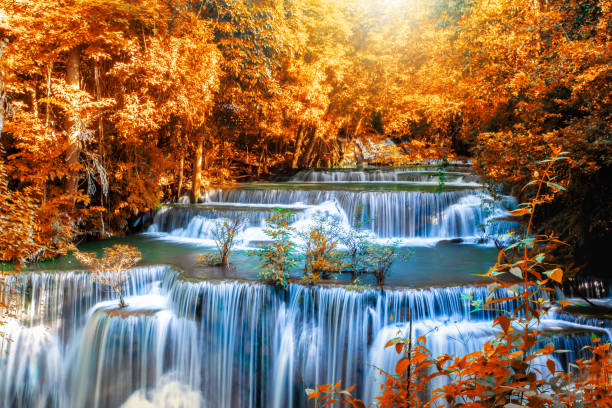 paisaje foto, huay mae kamin waterfall, impresionante caída de agua bosque otoño maravilloso, hermosa cascada en la selva en la provincia de kanchanaburi, tailandia - kanchanaburi province fotos fotografías e imágenes de stock