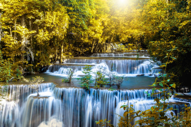 paisaje foto, huay mae kamin waterfall, impresionante caída de agua bosque otoño maravilloso, hermosa cascada en la selva en la provincia de kanchanaburi, tailandia - kanchanaburi province fotos fotografías e imágenes de stock