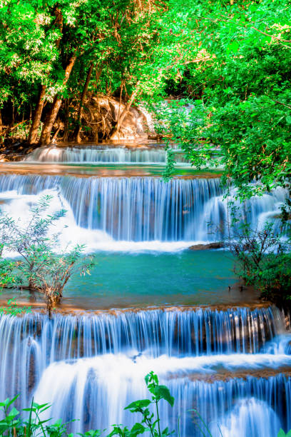 paisaje foto, huay mae kamin waterfall, impresionante caída de agua bosque otoño maravilloso, hermosa cascada en la selva en la provincia de kanchanaburi, tailandia - kanchanaburi province fotos fotografías e imágenes de stock