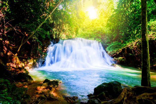 paisaje foto, huay mae kamin waterfall, impresionante caída de agua bosque otoño maravilloso, hermosa cascada en la selva en la provincia de kanchanaburi, tailandia - kanchanaburi province fotos fotografías e imágenes de stock