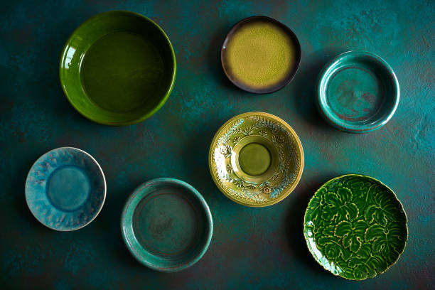 керамическая посуда тарелки на шероховатый - plate empty blue dishware стоковые фото и изображения