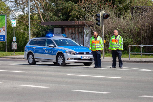 거리에 두 경찰관 서와 독일 경찰 차 - car prowler 뉴스 사진 이미지