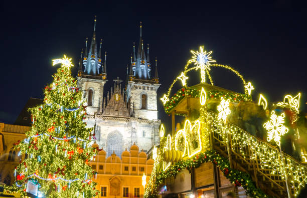 julmarknad i prag på kvällen, tjeckien - prague christmas bildbanksfoton och bilder