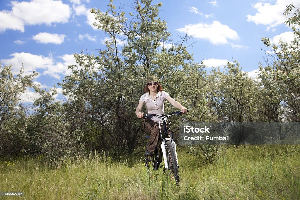 Женщина, езда на велосипеде в сельской местности - Стоковые фото Велосипед роялти-фри