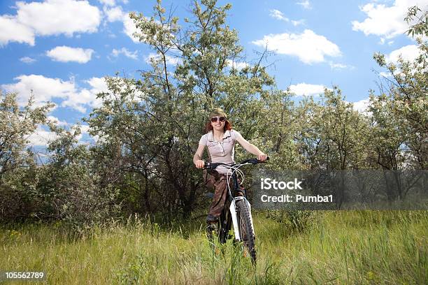 Женщина Езда На Велосипеде В Сельской Местности — стоковые фотографии и другие картинки Велосипед - Велосипед, Взрослый, Горизонтальный
