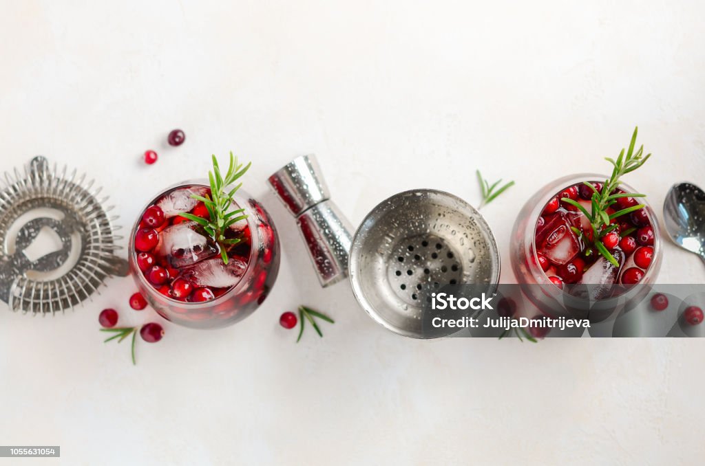 Kalten Erfrischungsgetränk mit Preiselbeeren und Rosmarin auf einem weißen Hintergrund konkrete - Lizenzfrei Cocktail Stock-Foto