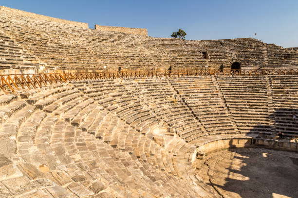 руины театра в древнем иераполисе, турция - hierapolis stadium stage theater amphitheater стоковые фото и изображения