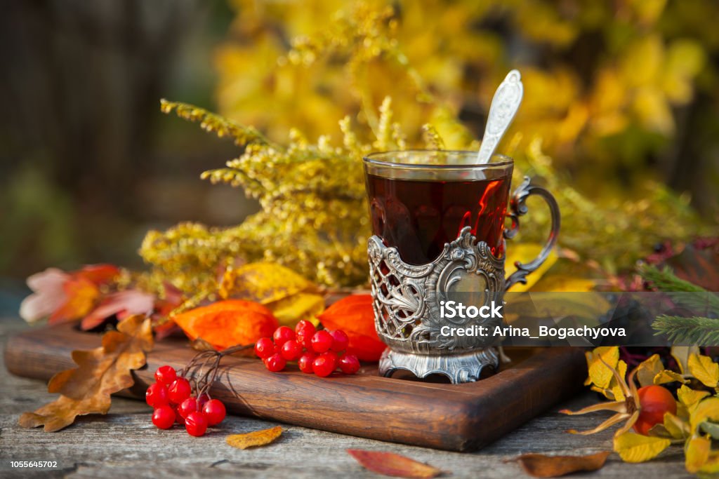 Ein Glas In Der Becherhalter Heißen Tee Auf Dem Tisch Auf Ein  Herbstnachmittag Schöne Stilleben Idee Selektiven Fokus Unscharf  Hintergrund Stockfoto und mehr Bilder von Antiquität - iStock