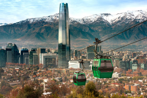 teleférico en el cerro san cristóbal, domina una vista panorámica de santiago - cerro san cristóbal chile fotografías e imágenes de stock