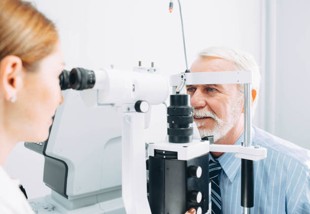 senior hombre y examen de la vista en la clínica, primer plano - eye exam eyesight doctor healthcare and medicine fotografías e imágenes de stock