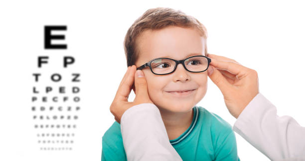 optometrista pone carita de niño nuevas gafas - eye exam eyesight doctor healthcare and medicine fotografías e imágenes de stock