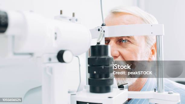 Senior Hombre Y Examen De La Vista En La Clínica Primer Plano Foto de stock y más banco de imágenes de Examen ocular