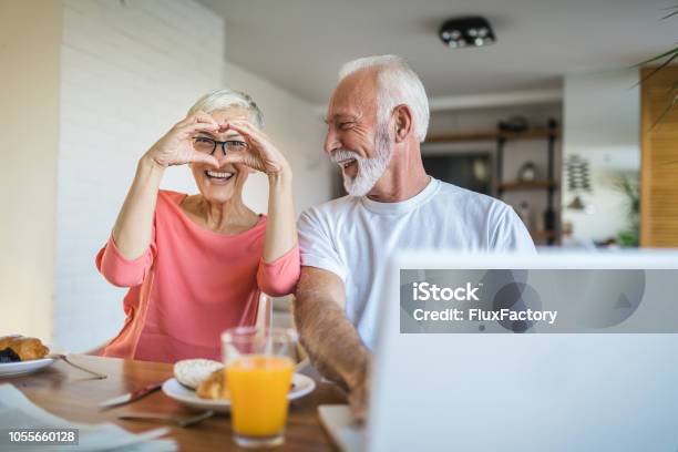 Coppia Innamorata Godendosi Il Loro Tempo Durante La Colazione - Fotografie stock e altre immagini di Simbolo di cuore