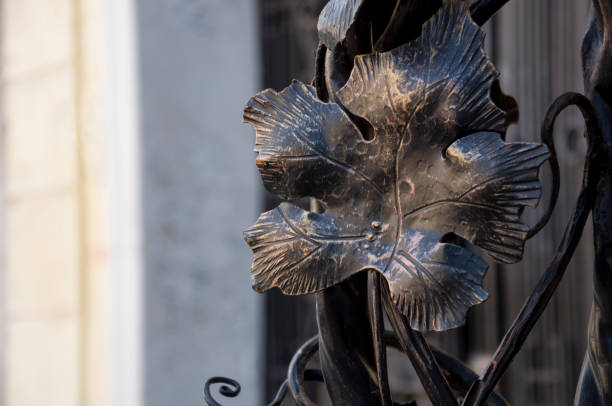 철은 울타리에 포도의 단풍. 금속 skulpture, 거리 디자인 - skulpture 뉴스 사진 이미지