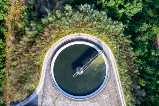 вид с воздуха на завод по очистке воды - sewage treatment plant water sewage sewer стоковые фото и изображения