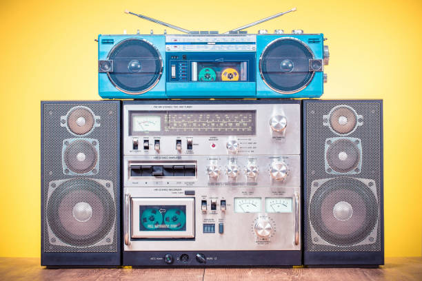 レトロ古い hi fi ステレオ ラジオ カセット レコーダー システムと 80 年代からアクアマリン ラジオ カセット レコーダー前面黄色背景。ビンテージ instagram オールド スタイル フィルター写真 - 1980s style hip hop rap 1990s style ストックフォトと画像