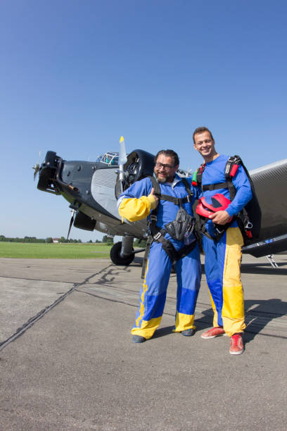 parachutistes sourient à la caméra avant le décollage - airplane stunt yellow flying photos et images de collection