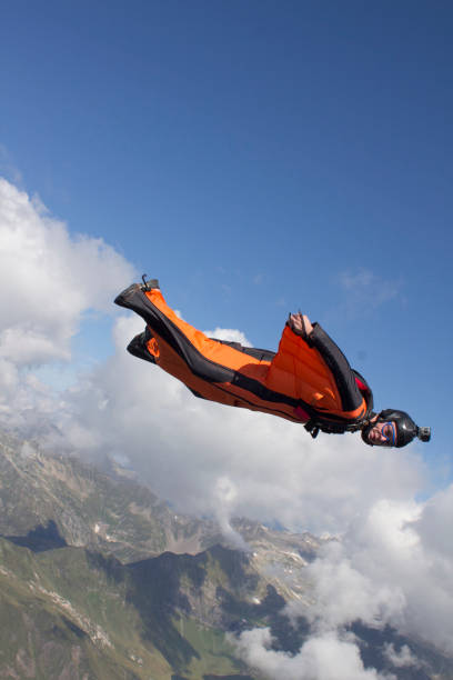 wingsuiter tombe vers la terre - wingsuit photos et images de collection