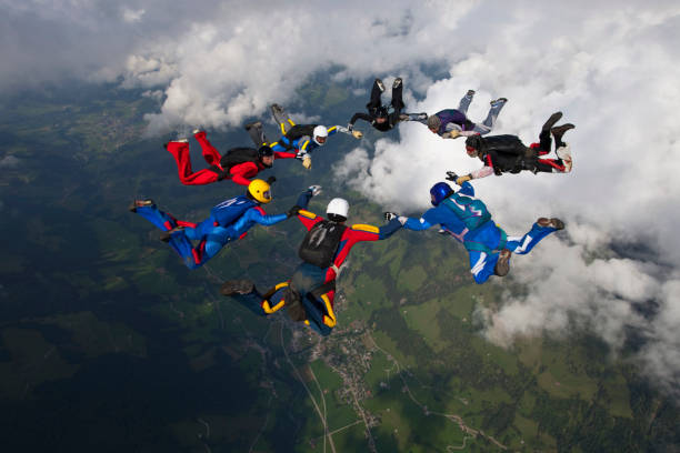los paracaidistas caen hacia la tierra - caída libre paracaidismo fotografías e imágenes de stock