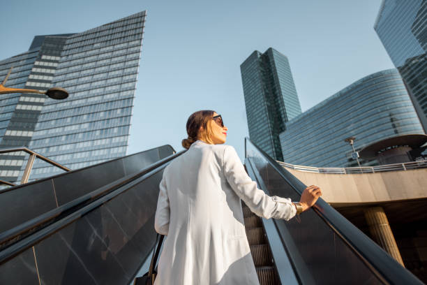 mujer de negocios en el centro de negocios al aire libre - escalera mecánica fotografías e imágenes de stock