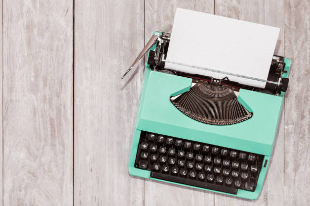 retro máquina de escribir vieja verde menta con la hoja de papel sobre la mesa de madera - typewriter journalist writing report fotografías e imágenes de stock