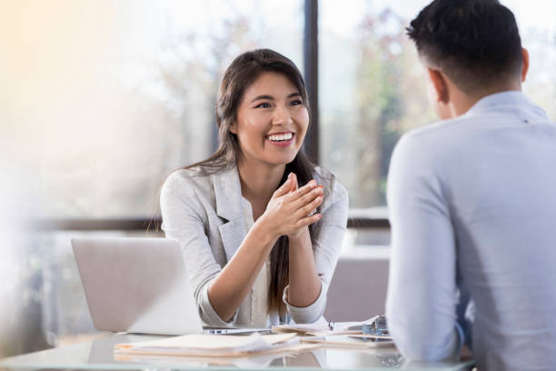 cheerful buisnesswoman meets with colleague - business person listening discussion communication imagens e fotografias de stock