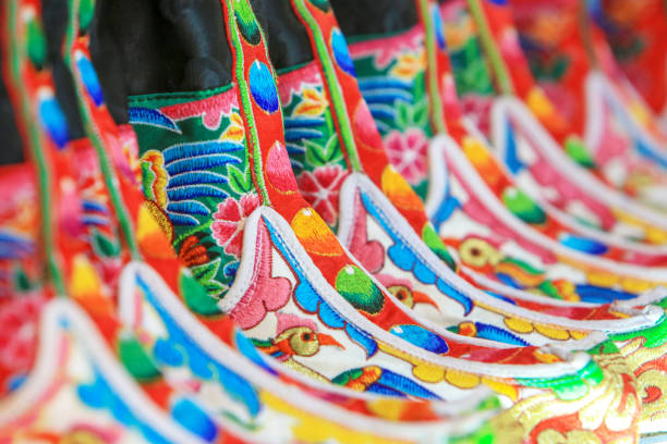 primer plano de un tradicional butanés botas en el centro de thimphu, bután. - tibet tibetan buddhism buddhism color image fotografías e imágenes de stock