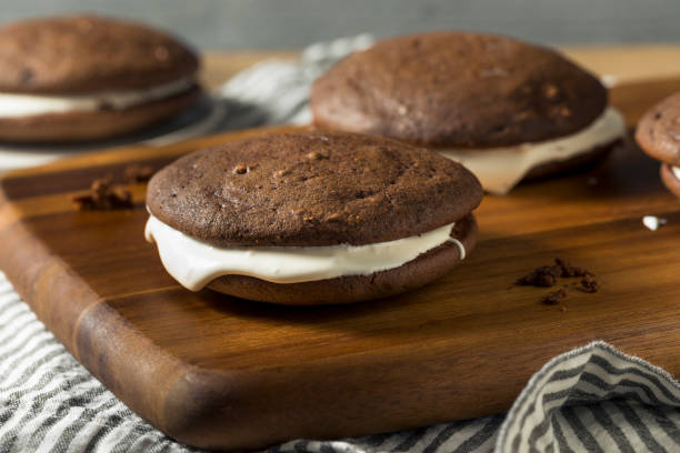 chocolate caseiro whoopie pie - cream filling - fotografias e filmes do acervo