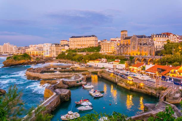 blick auf den sonnenuntergang der marina in biarritz, frankreich - baskenland stock-fotos und bilder