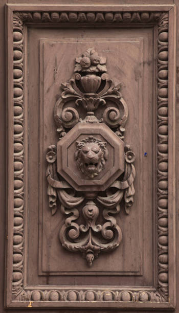lion représentée dans le relief en bois - prague old door house photos et images de collection