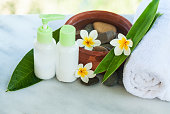 spa-oder-wellness-einstellung-mit-tropischen-blumen-mit-sonnenlicht-handtuch-und-creme-tube.jpg?b=1&s=170x170&k=20&c=44XrVxtLfWUugkojynMa3mYwV-D6eCTdkX3HWIMzoOY=