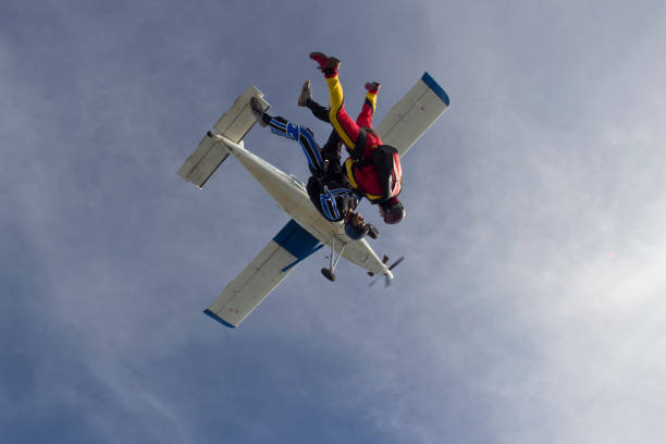 空のダイバーが飛行機空中から落ちる - airplane stunt yellow flying ストックフォトと画像