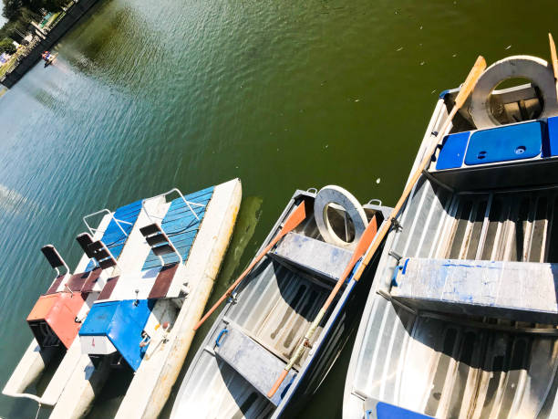 岸に停泊しているボート、カタマラン、緑花の咲く水川と運河の池湖畔 - verdon river france beach people ストックフォトと画像