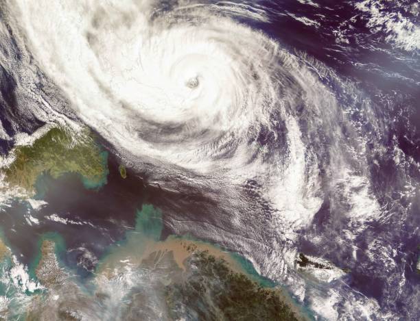 tifón phanfone afectando a japón.  vista de satélite. elementos de esta imagen proporcionada por la nasa. - the eye of the storm thunderstorm storm cloud fotografías e imágenes de stock