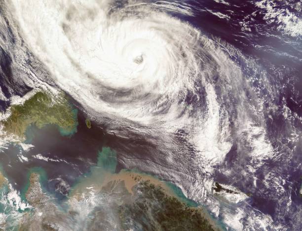 tyfoon phanfone op het gebied van japan.  satellietmening. elementen van dit beeld ingericht door nasa. - tyfoon fotos stockfoto's en -beelden