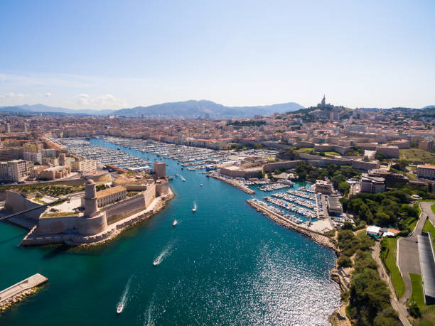 vista aérea del muelle de marseille - vieux port y saint jean castillo mucem en sur de francia - notre fotografías e imágenes de stock