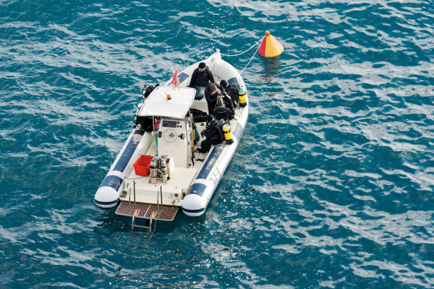 taucher auf dem boot - bereit für den tauchgang - portofino italien - oxygen tank underwater diving diving wetsuit stock-fotos und bilder