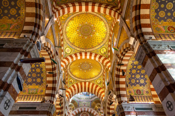 igreja da catedral notre dame de la garde em marselha - frança - marseille notre dame de la garde tower cathedral - fotografias e filmes do acervo