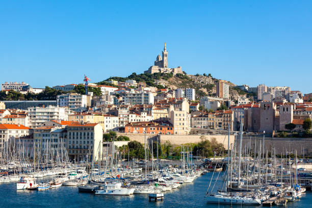 igreja da catedral notre dame de la garde em marselha - frança - marseille notre dame de la garde tower cathedral - fotografias e filmes do acervo