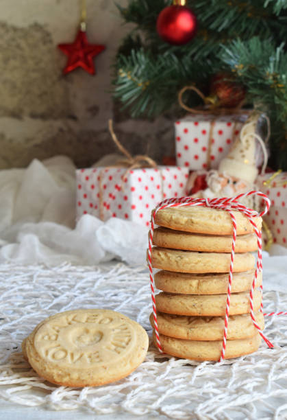 noël et nouvel an vacances célébration notion historique. cookie de noix fait maison, biscuits sablés, décoration d’arbre de noël sur table en bois. - cookie christmas shortbread christmas tree photos et images de collection