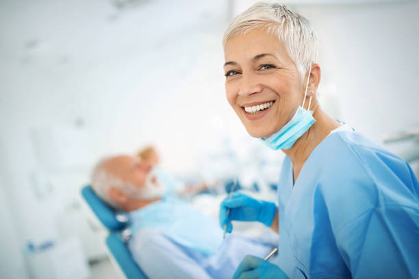 dentista feminino sorridente. - smiling dentist office dentists chair women - fotografias e filmes do acervo