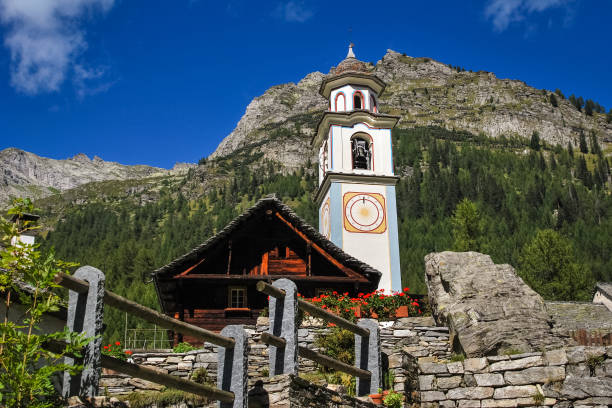 スイス、ティチーノ州のボスロ村の教会。 - switzerland european alps ticino canton scenics ストックフォトと画像