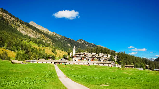 the small village of bosco gurin in ticino, switzerland. - tessin imagens e fotografias de stock