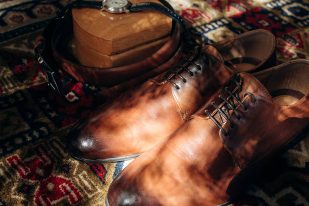 elegante relógio sapatos e cinto vista na luz solar no chão. ricos elegantes noivo conjunto para o dia do casamento. homem preparando-se pela manhã. cavalheiro - shoe groom wood luxury - fotografias e filmes do acervo